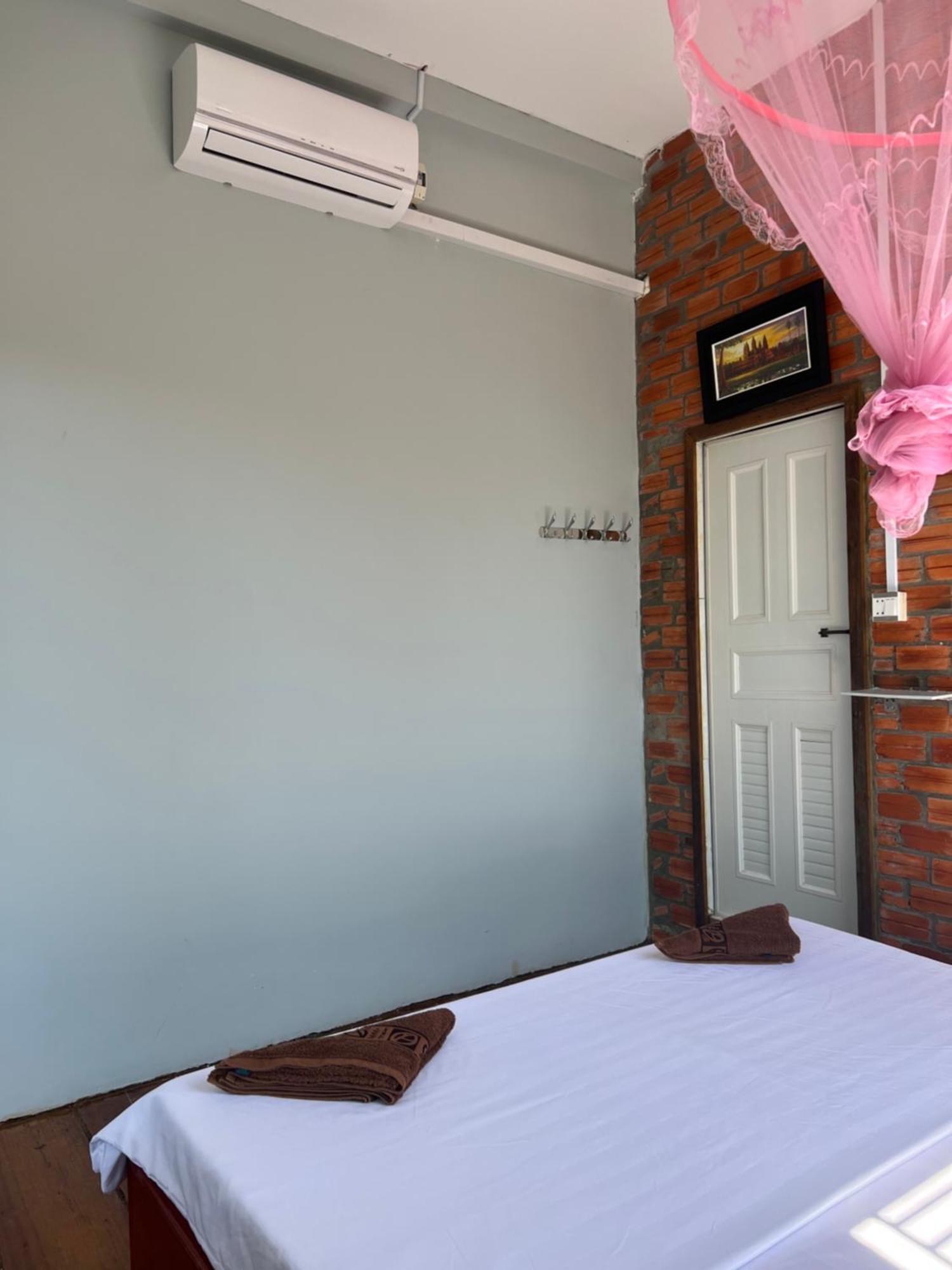 Ing Ing Guesthouse 코롱 산로엠 외부 사진