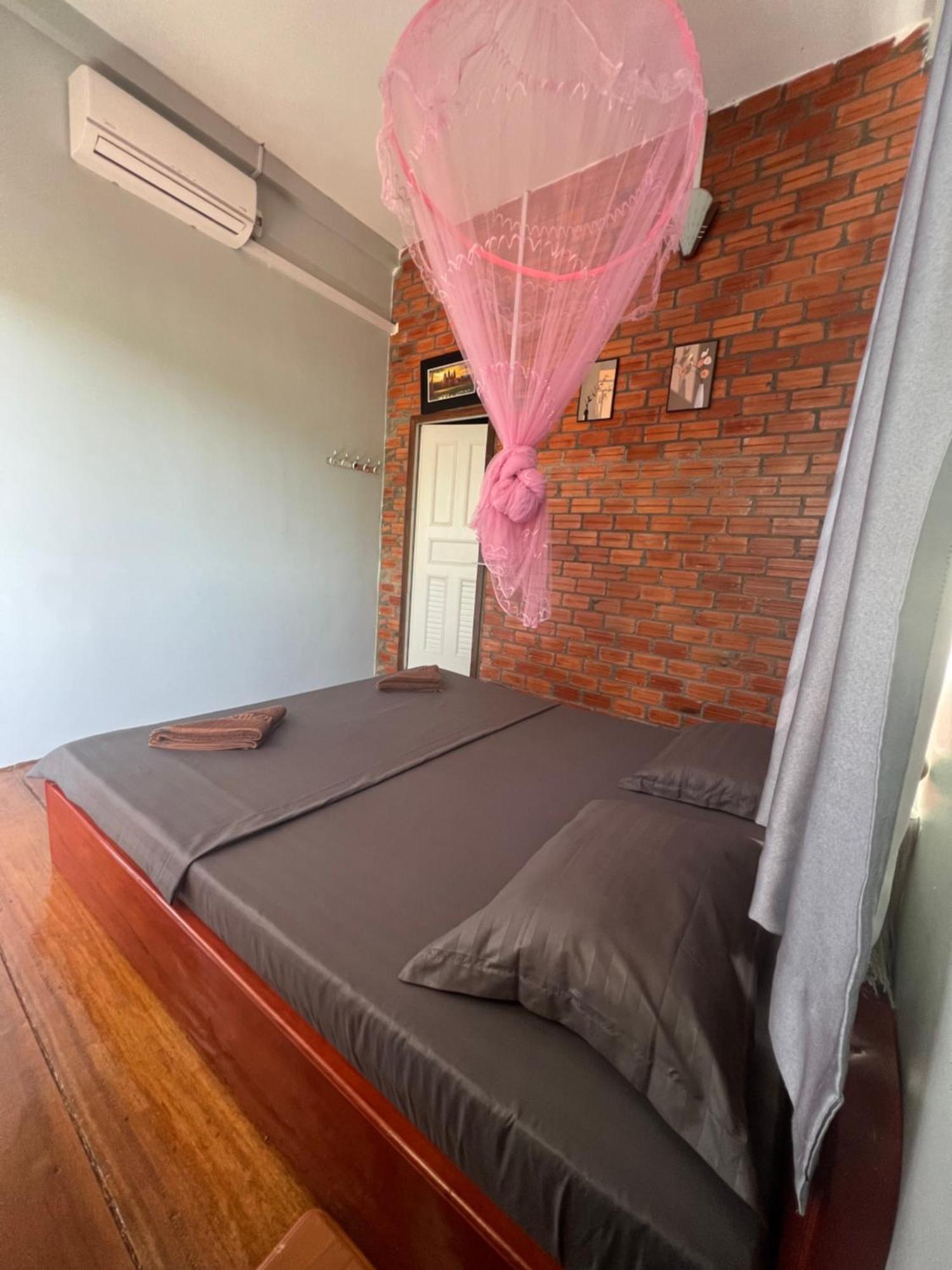 Ing Ing Guesthouse 코롱 산로엠 외부 사진