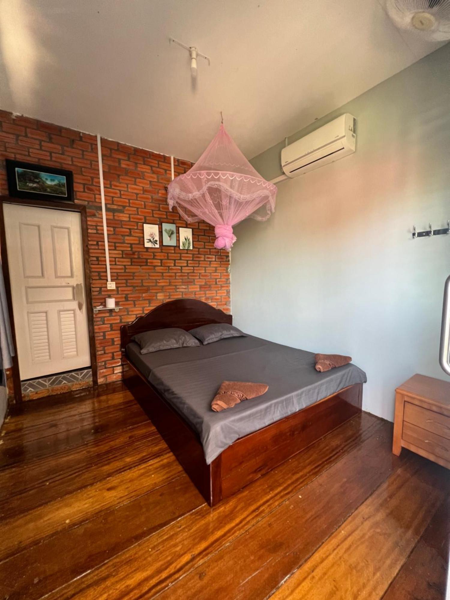 Ing Ing Guesthouse 코롱 산로엠 외부 사진