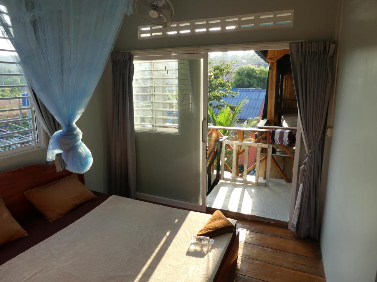 Ing Ing Guesthouse 코롱 산로엠 외부 사진